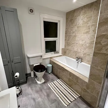 Villa Stylish Uphill Townhouse Lincoln Exterior foto